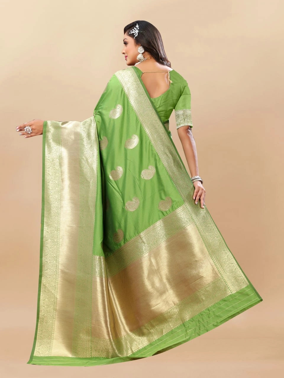 Soft Silk Saree with Rich Zari Weaving Pallu and Border
