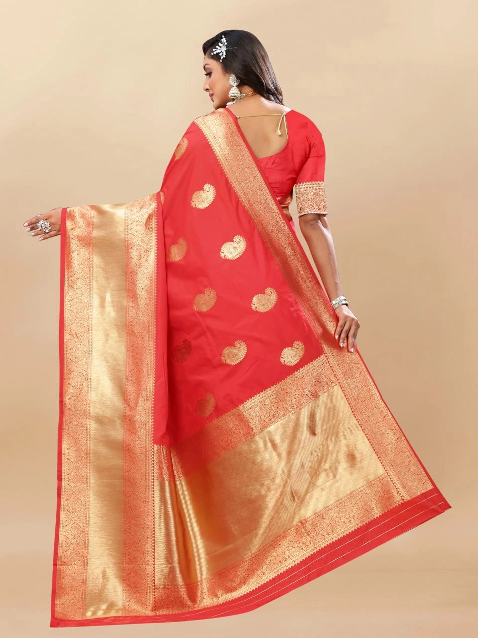 Soft Silk Saree with Rich Zari Weaving Pallu and Border